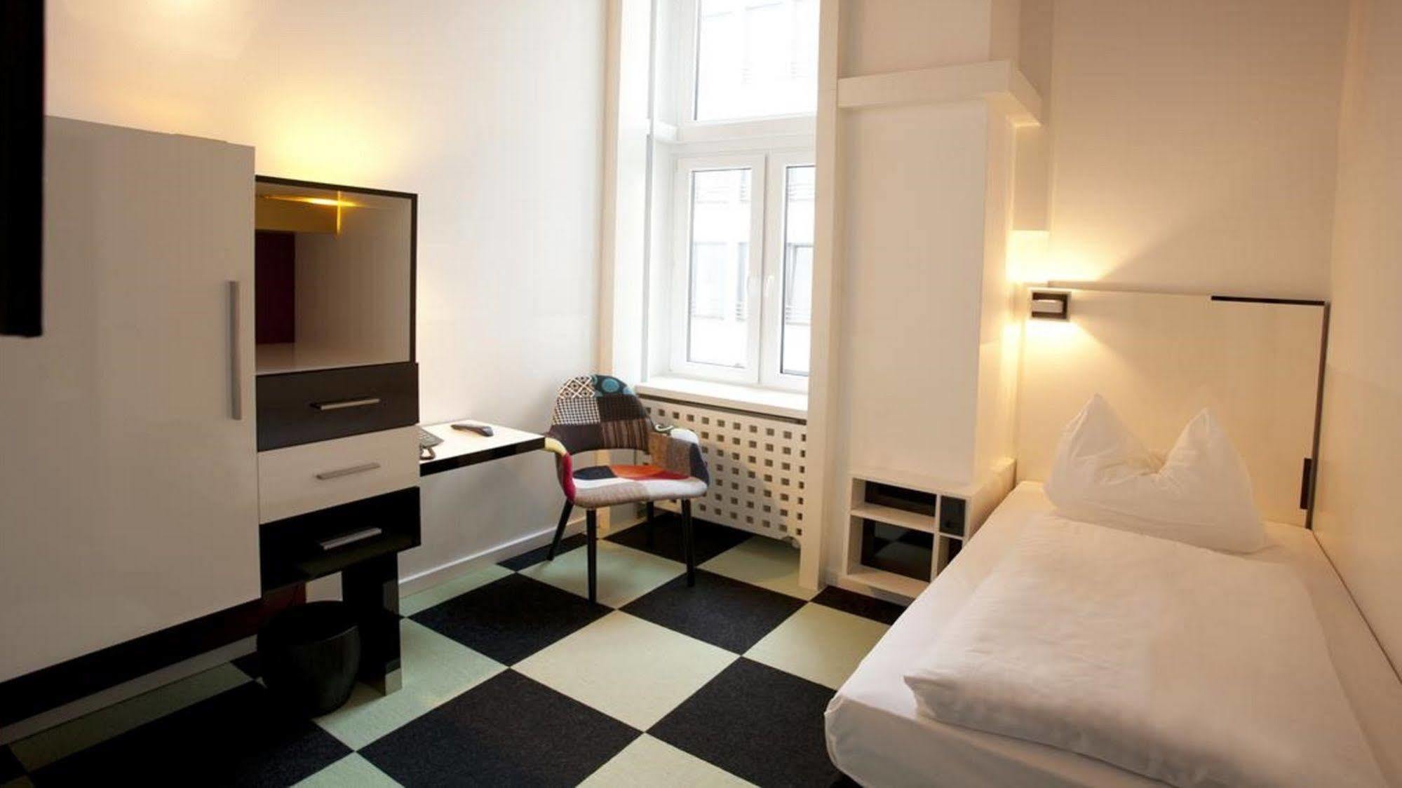 Hotel Cristall - Frankfurt